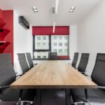 Een stijlvolle rechthoekige houten vergadertafel in een moderne vergaderruimte, perfect voor samenwerking en overleg.